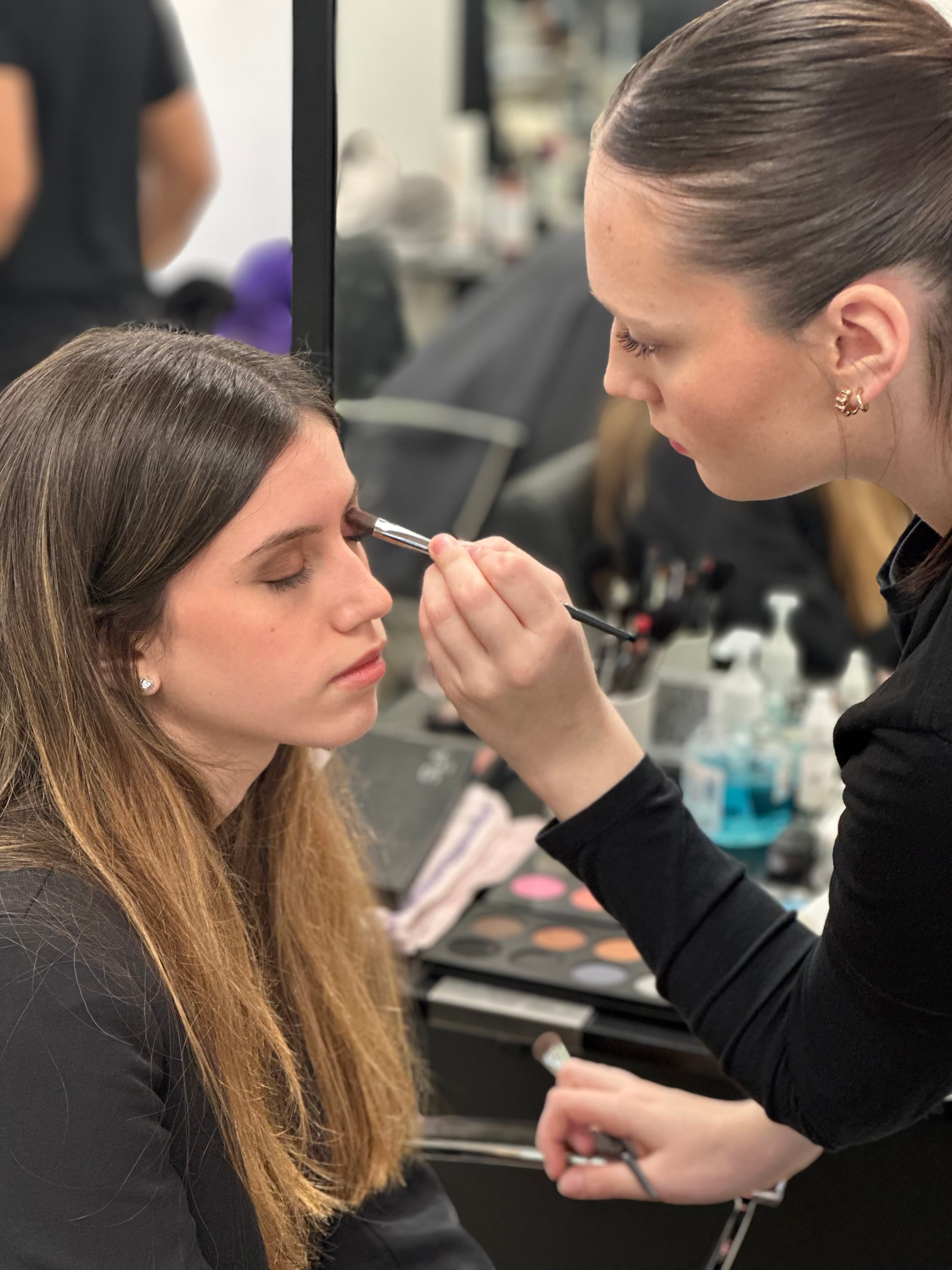 Étudiante réalisant un maquillage professionnel lors d’un cours à l’École Terrade Dijon